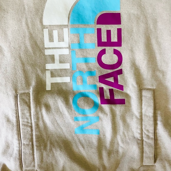 sand colored hoodie from The North Face! 🤎 - Picture 3 of 4